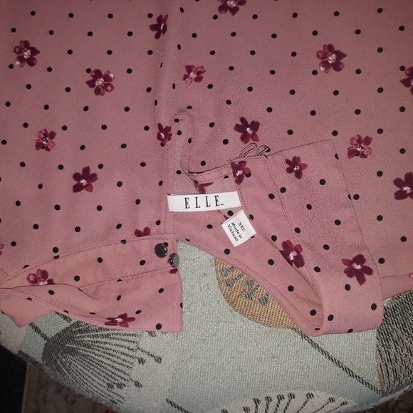 ELLE flutter sleeve blouse. - Picture 3 of 3